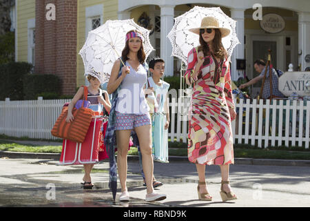 Alexis Bledel, Lauren Graham, 'Gilmore Girls: UN ANNO NELLA VITA' stagione 1 (2016) Credito: Netflix / Hollywood Archive Foto Stock