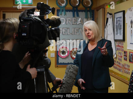 Preside a Dunblane scuola primaria Lorraine Slabbert parla di media in Andy Murray casa di città di Dunblane, egli ha detto che egli è volto a porre fine alla sua carriera dopo il torneo di Wimbledon ma l'australiano aperto potrebbe essere il suo ultimo torneo. Foto Stock