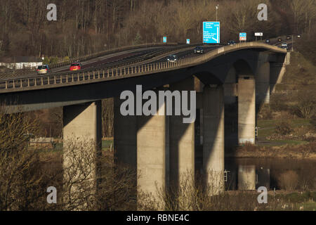 Il ponte di Friarton, a Perth, è un elemento importante della rete autostradale in Scozia Foto Stock