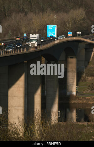Il ponte di Friarton, a Perth, è un elemento importante della rete autostradale in Scozia Foto Stock