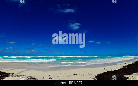 Spiaggia con sabbia bianca e acqua turchese in Cuba Foto Stock