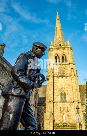 Statua commemorativa per la fanteria leggera Durham dall artista Alan Beattie in Durham Luogo di mercato con la Chiesa di San Nicola Torre Foto Stock