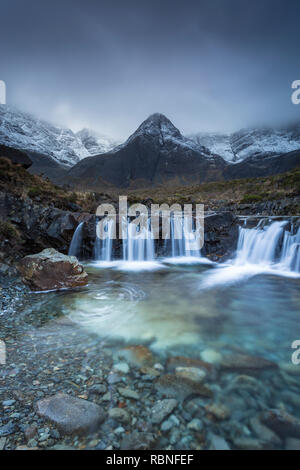 Un Sgurr Fheadain e il Black Cuillin dal pool di Fairy Glen, fragile, Isola di Skye in Scozia Foto Stock