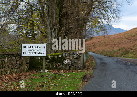 "Glenelg (massa) gemellato con Glenelg (Mars)'. Segno entrando nel villaggio di Glenelg, regione delle Highlands, Scozia. Foto Stock