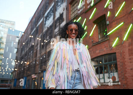 Moda donna in canottiera a righe e frange camicia Foto Stock