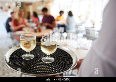 Il vassoio con bevande portati da cameriere in un ristorante vicino Foto Stock