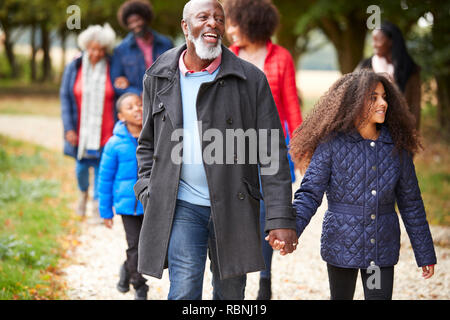 Multi generazione Famiglia sulla Passeggiata d'Autunno in campagna insieme Foto Stock