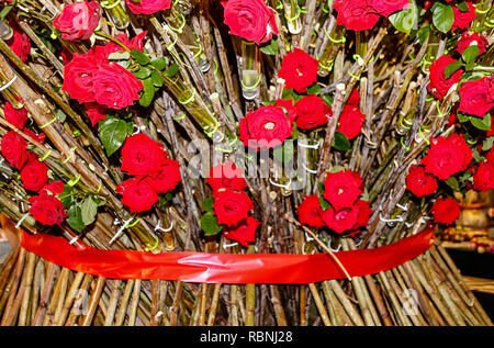 Un Enorme Bouquet Di Bellissime Rose Rosse In Una Scatola Come Un Dono Per I Genitori Foto Stock Alamy