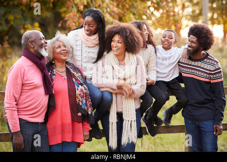 Multi generazione Famiglia sulla Passeggiata d'Autunno in campagna insieme Foto Stock