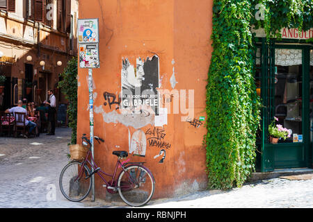 Una strada nel quartiere romano di Trastevere in Italia. Foto Stock
