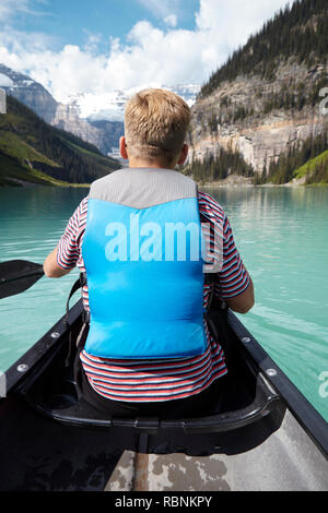 Vista posteriore dell'uomo kayak sul lago in Alaska Foto Stock