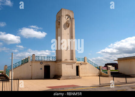 Art Deco architettura balneare - Clock Tower e bagni pubblici, parte anteriore, Seaton Carew, County Durham, Inghilterra, Regno Unito. Foto Stock