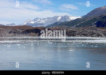 Il ghiaccio galleggiante sulla superficie del lago con le montagne sullo sfondo in Alaska Foto Stock