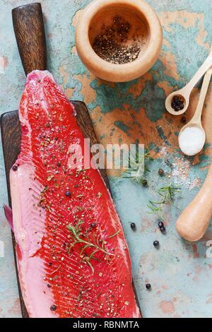 Gravlax, barbabietole scandinavo indurito salmone speziato sul bordo, vista dall'alto, salate pesce rosso Foto Stock