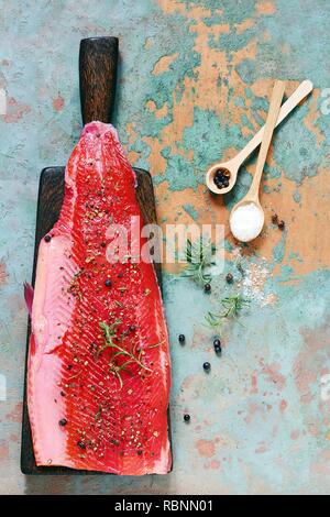 Gravlax, barbabietole scandinavo indurito salmone speziato sul bordo, vista dall'alto, salate pesce rosso Foto Stock
