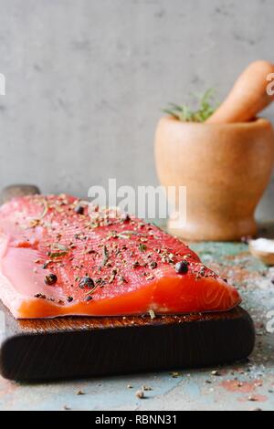 Gravlax, barbabietole scandinavo indurito salmone speziato sul bordo, vista dall'alto, salate pesce rosso Foto Stock