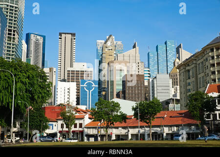 Vista dal South Bridge Road a Chinatown, Singapore, verso le vecchie botteghe del Club Street (anteriore inferiore) e il quartiere finanziario Foto Stock