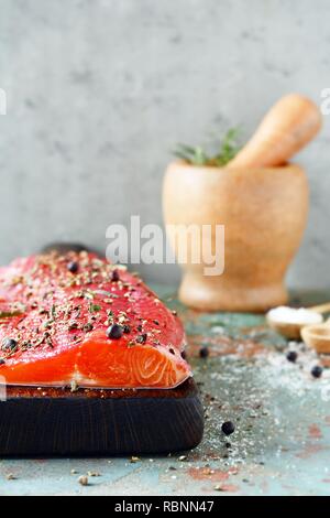 Gravlax, barbabietole scandinavo indurito salmone speziato sul bordo, vista dall'alto, salate pesce rosso Foto Stock