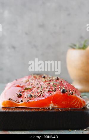 Gravlax, barbabietole scandinavo indurito salmone speziato sul bordo, vista dall'alto, salate pesce rosso Foto Stock