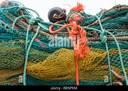 Confusione multicolore di reti da pesca Foto Stock