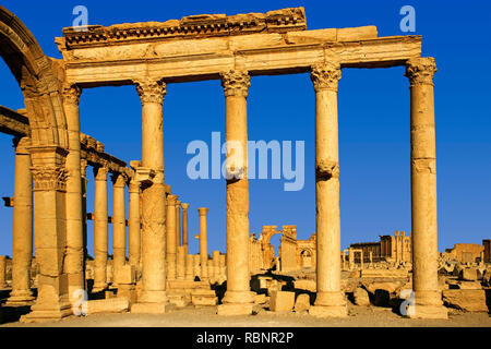 Colonnato e torna il monumentale arco e Bal Tempio. Le rovine della vecchia Greco città romana di Palmyra. Siria, Medio Oriente Foto Stock