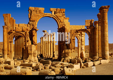 Arco monumentale e colonne. Le rovine della vecchia Greco città romana di Palmyra. Siria, Medio Oriente Foto Stock