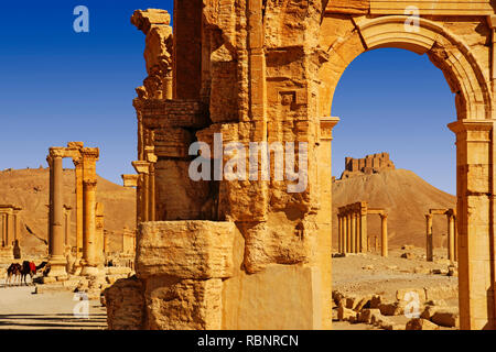 Arco monumentale e colonne e il castello arabo. Le rovine della vecchia Greco città romana di Palmyra. Siria, Medio Oriente Foto Stock