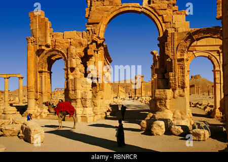 Arco monumentale e colonne e il castello arabo. Le rovine della vecchia Greco città romana di Palmyra. Siria, Medio Oriente Foto Stock