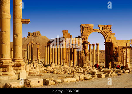 Arco monumentale e colonne e il castello arabo. Le rovine della vecchia Greco città romana di Palmyra. Siria, Medio Oriente Foto Stock