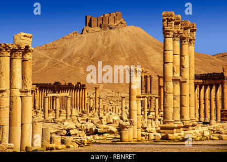 Arco monumentale e colonne e il castello arabo. Le rovine della vecchia Greco città romana di Palmyra. Siria, Medio Oriente Foto Stock