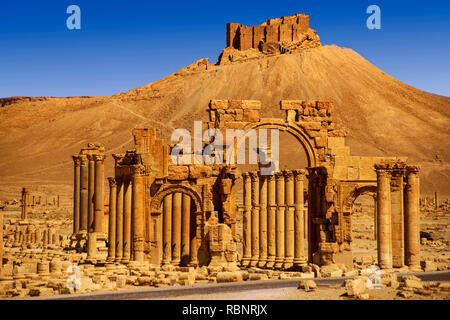 Arco monumentale e colonne e il castello arabo. Le rovine della vecchia Greco città romana di Palmyra. Siria, Medio Oriente Foto Stock