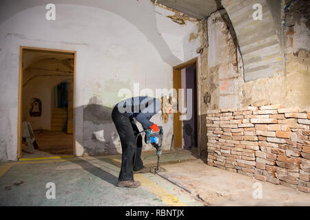 La donna lavora con jackhammer Foto Stock