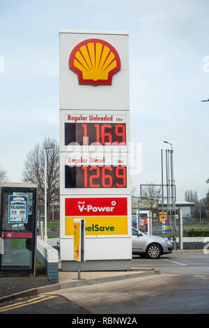 Il distributore di benzina Shell sulla stazione di Oxford Road in Reading Berkshire, Regno Unito Foto Stock