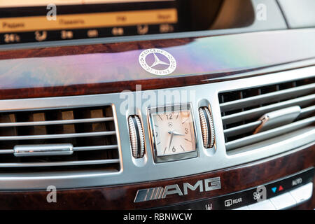 Novosibirsk, Russia - 08.01.2018: la consolle centrale di comando all'interno delle auto Mercedes Benz modello AMG con un orologio sul pannello e el Foto Stock