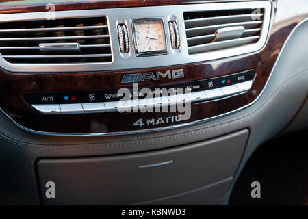 Novosibirsk, Russia - 08.01.2018: la consolle centrale di comando all'interno delle auto Mercedes Benz AMG modello con un orologio sul pannello e cl Foto Stock