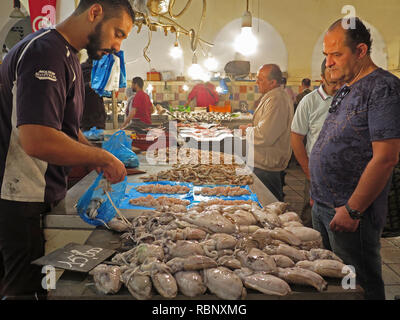 Il pesce è venduto nel mercato del pesce nella nuova parte di Tunisi, vicino Avenue Habib Bourguiba. Specialità di pesce come calamari e gamberi. Foto Stock