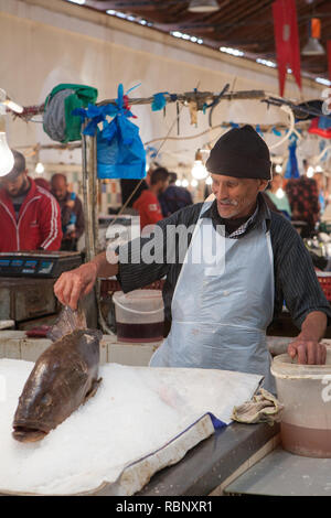 Il pesce è venduto nel mercato del pesce nella nuova parte di Tunisi, nel centro della città vicino Avenue Habib Bourguiba Foto Stock