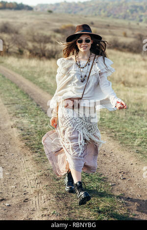 Bella ragazza hippie in hat camminando sulla natura. La libertà dello stile di vita Foto Stock