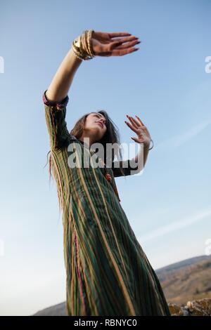 Bella donna boho dancing in natura. giovani e concetto di libertà Foto Stock