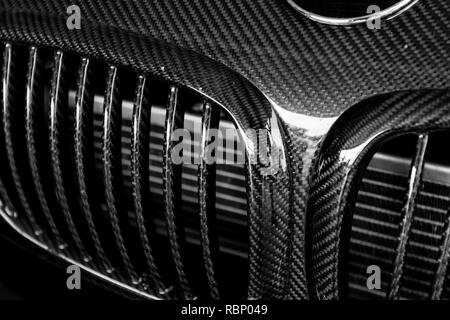 Dettagli della fibra di carbonio griglia della vettura sportiva in bianco e nero. Foto Stock