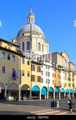 Via Broletto e la Basilica di Sant'Andrea, Mantova, Sito Patrimonio Mondiale dell'UNESCO, Lombardia, Italia. Foto Stock