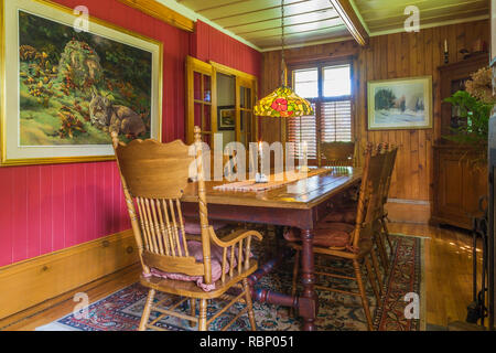Antico tavolo da pranzo in legno con la Cecoslovacchia era effettuata in anticipo Americana in legno in stile sedie a schienale alto all'interno di un vecchio circa 1850 Canadiana stile home Foto Stock
