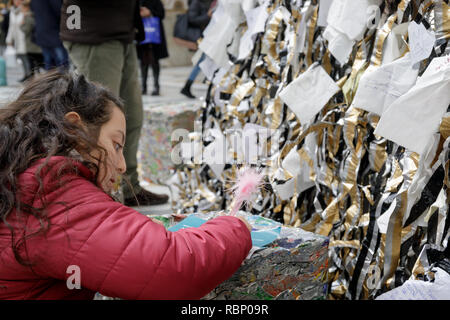 Napoli, Italia - 16 dicembre 2018: In Galleria Umberto I, una piccola ragazza scrive il suo messaggio per Santa Claus, per essere attaccato al albero di Natale displ Foto Stock