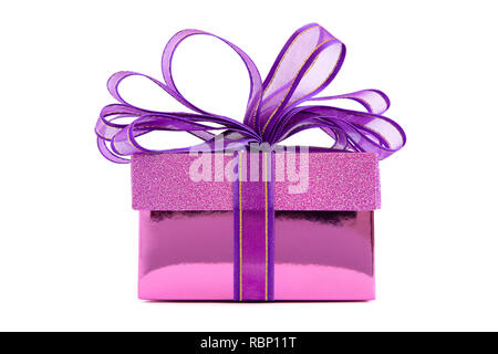 Una bella confezione regalo viola con nastro viola e dorato, isolato su sfondo bianco. Foto Stock