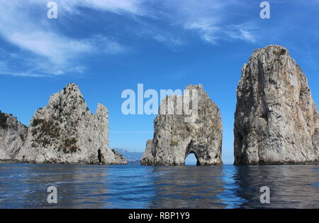 Faraglioni fuori della costa di Capri, Italia Foto Stock