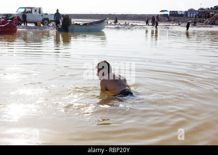 Un uomo è nuotare nel sale Urmia Lake, West Azerbaijan provincia, Iran Foto Stock