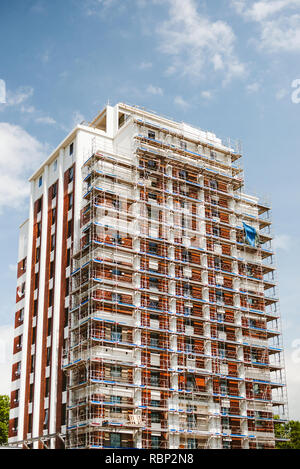 Grande ponteggio installato sulla facciata di edificio in fase di costruzione il periodo di manutenzione e la facciata miglioramenti di isolamento Foto Stock