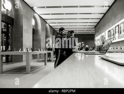 Strasburgo, Francia - Jan 10, 2018: giovane all'interno di Apple Store di decidere di acquistare più recenti MacBook Pro laptop computer e iPhone smartphone X Foto Stock