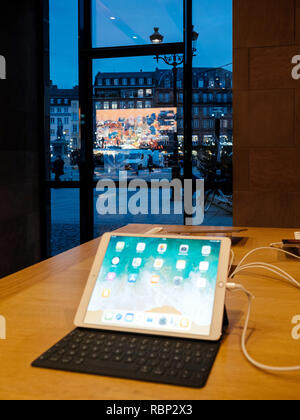 Strasburgo, Francia - Jan 10, 2018: Defocalizzata iPad Pro tablet con la schermata iniziale e le applicazioni dello sfondo della città Foto Stock