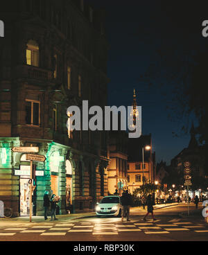 Strasburgo, Francia - 31 ottobre 2017: Strasburgo al crepuscolo con vetture, pedoni e strada romantica con la cattedrale di Notre Dame in background Foto Stock